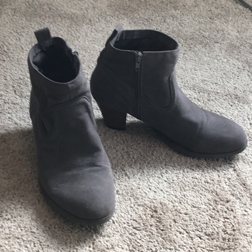 Pink & Pepper gray suede ankle boots